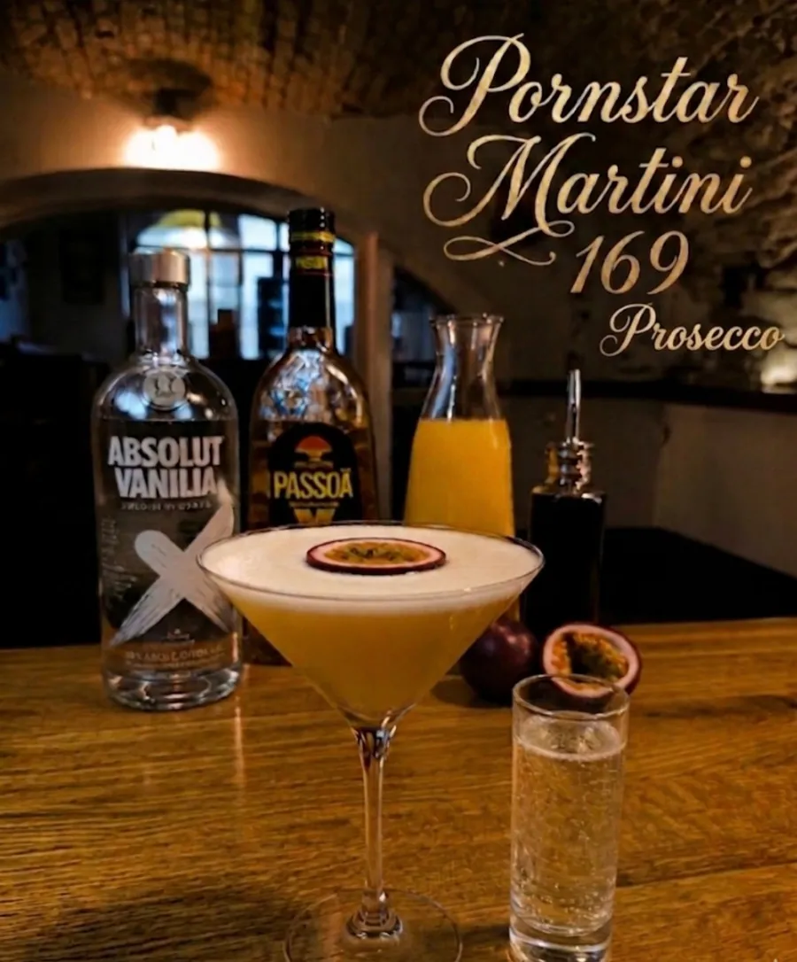 Plakát koktejlu Pornstar Martini — vanilková vodka, Passoa, marakuja, prosecco