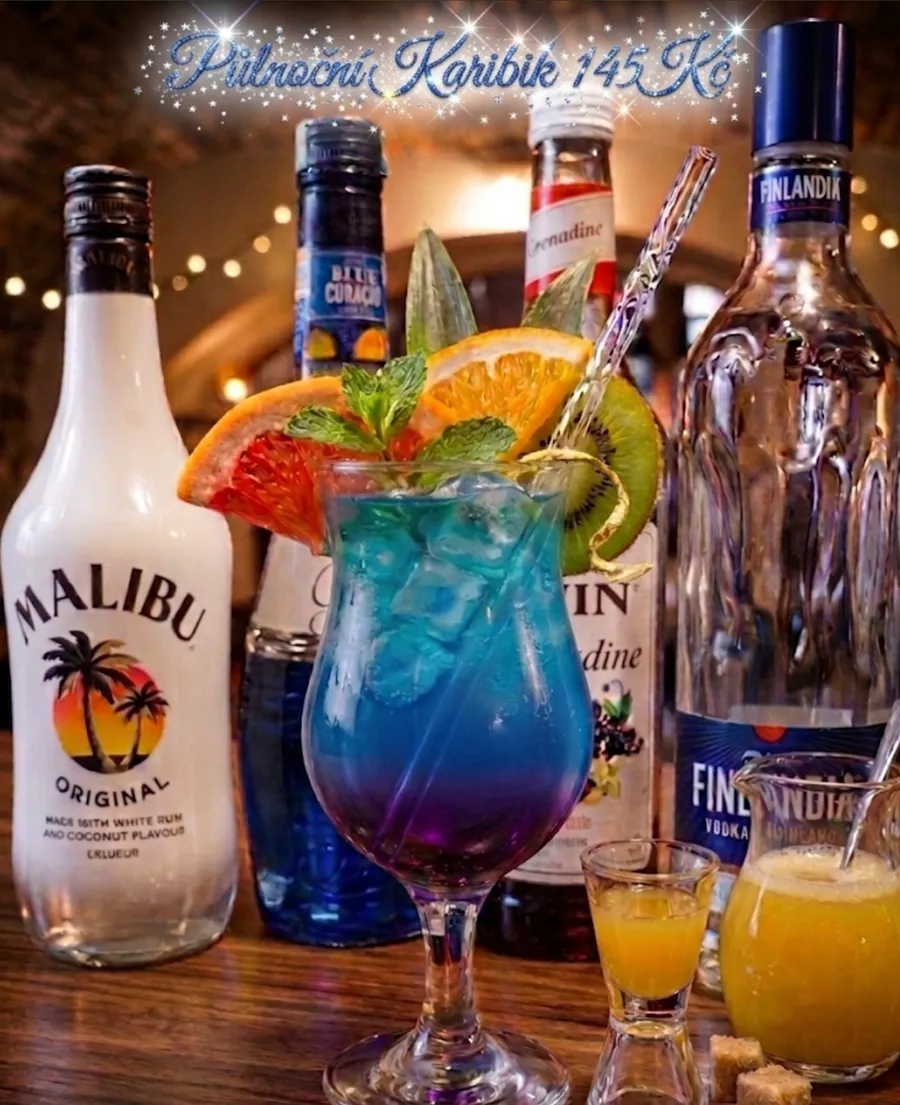 Plakát koktejlu Půlnoční Karibik — vodka, blue curaçao, Malibu, ananas
