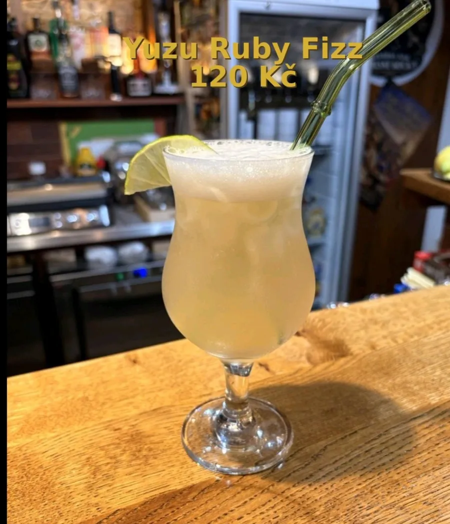 Plakát koktejlu Yuzu Ruby Fizz — vodka nebo gin, grepový sirup, točené yuzu